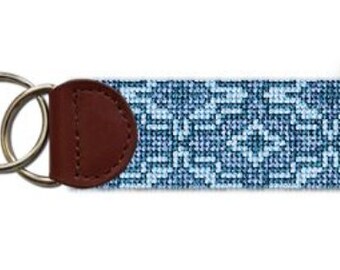Porte-clés fini bleu avec aiguilletage Ares