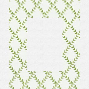 Op de afbeelding: Een wit canvas met een herhalend patroon van groene kruissteek chevron die een rand vormen. Het ontwerp heeft verschillende tinten groen, waardoor een getextureerde, handgemaakte uitstraling ontstaat. De centrale ruimte is leeg.