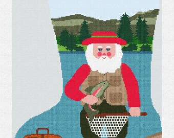 Op de afbeelding: Een kerstsok met een kerstman-visscène. De kerstman, met een rode hoed en shirt, houdt een vis vast. De sok heeft de naam "Kris" in rode letters bovenaan, met een visnet en een bruine rugzak.