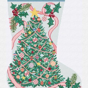 Könnte beinhalten: Kreuzstich-Weihnachtsstrumpf mit dem Namen "Elizabeth" oben. Der Strumpf zeigt einen geschmückten Weihnachtsbaum mit Ornamenten, Girlanden und einem Stern. Rosa Bänder und Stechpalmenakzente vervollständigen das Design.