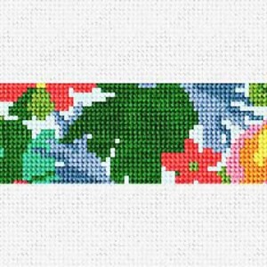 Puede incluir: Diseño de punto de cruz con un vibrante patrón floral. El diseño presenta una variedad de flores en tonos amarillos, naranjas, rojos y rosas, con follaje verde y acentos azules. El punto de cruz está sobre un fondo blanco.