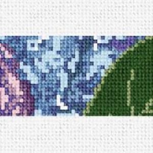 Puede incluir: Un patrón de punto de cruz con una fila de flores moradas, azules y rosas con hojas verdes.