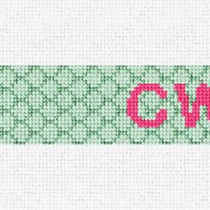 Puede incluir: Tela verde y blanca con la palabra "CWD" en letras rosas.