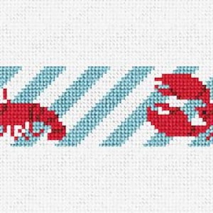 Puede incluir: Un diseño de langosta roja sobre un fondo a rayas azul y blanco. La langosta está mirando hacia la derecha y tiene la cola enroscada.