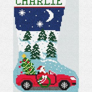 Könnte beinhalten: Weihnachtsstrumpf mit dem Namen "CHARLIE" in grünen Buchstaben. Das Design zeigt eine verschneite Nachtszene mit einem Halbmond, Sternen und Tannen. Ein rotes Auto mit dem Weihnachtsmann und einem Weihnachtsbaum ist im Vordergrund.