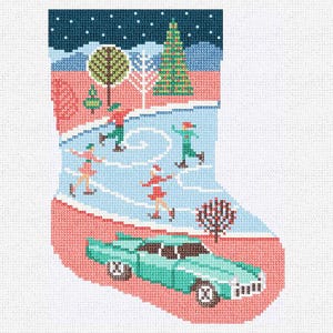 Könnte beinhalten: Weihnachtsstrumpf mit Kreuzstich mit einer Winterszene. Das Design zeigt Eisläufer, ein türkisfarbenes Auto, Bäume und einen sternenklaren Nachthimmel. Der Strumpf ist hauptsächlich rot, blau und grün.