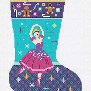Könnte beinhalten: Bestickter Weihnachtsstrumpf mit dem Namen "Cynthia" oben. Der Strumpf zeigt eine Ballerina in einem rosa-violetten Kleid, umgeben von Sternen. Der obere Teil hat Lebkuchenmänner und Zuckerstangen.