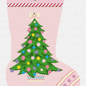 Puede incluir: Calcetín navideño rosa con un árbol de Navidad verde adornado con bolas de colores. El calcetín tiene el nombre "Katie" en verde y un lazo en la parte superior del árbol.