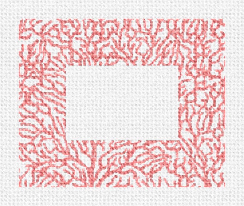 Puede incluir: Patr&oacute;n de arrecife de coral de color coral sobre un fondo blanco. El dise&ntilde;o de coral forma un borde rectangular alrededor de un espacio rectangular blanco. La imagen tiene una textura de punto de cruz.
