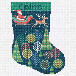 Könnte beinhalten: Ein Weihnachtsstrumpf mit dunkelblauem Hintergrund und einer Waldszene. Der Weihnachtsmann in seinem Schlitten wird von einem Rentier gezogen. Der Name "Cinthia" ist oben eingestickt. Der Strumpf ist mit Bäumen in verschiedenen Farben verziert.
