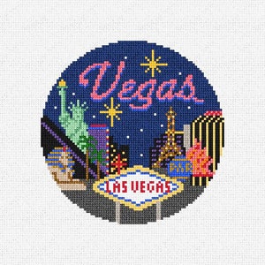 Könnte beinhalten: Ein Kreuzstich-Design, das eine nächtliche Skyline von Las Vegas, Nevada, zeigt. Das Design beinhaltet das ikonische "Las Vegas"-Schild, den Eiffelturm und die Luxor-Pyramide. Der Himmel ist dunkelblau mit weißen Sternen und dem Wort "Vegas" in Pink.