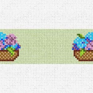 Könnte beinhalten: Zwei kleine Körbe gefüllt mit blauen und rosa Blumen. Die Körbe sind braun und haben einen weißen Hintergrund.