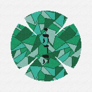 Può includere: Un design a mosaico verde e blu a forma di fiore con la parola ebraica "Shalom" al centro.