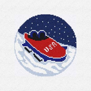 Puede incluir: Diseño de punto de cruz que representa un bobsleigh rojo con el texto "USA", sobre un cielo estrellado azul oscuro y nieve blanca. La imagen circular evoca el tema de los deportes de invierno.