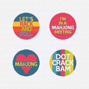 Puede incluir: Cuatro diseños redondos y coloridos con texto relacionado con el Mahjong. Uno dice "LET'S RACK AND ROLL", otro dice "I'M IN A MAHJONG MEETING", un tercero dice "MAHJONG" con un corazón, y el último dice "DOT CRACK BAM".