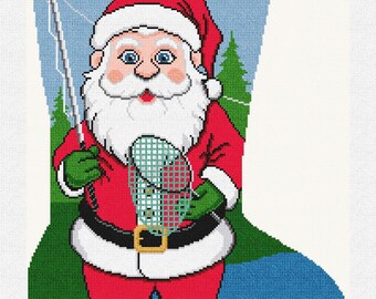 Op de afbeelding: Een kerstsok met de kerstman die aan het vissen is. De kerstman draagt een rood pak, met een hengel en een net. De sok heeft de naam "Isaac" bovenaan, tegen een groene en blauwe achtergrond.