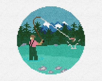 Puede incluir: Un diseño de punto de cruz que representa a una persona pescando en un lago con montañas en el fondo. La persona lleva una camisa rosa y un sombrero. El lago es de un color turquesa brillante.