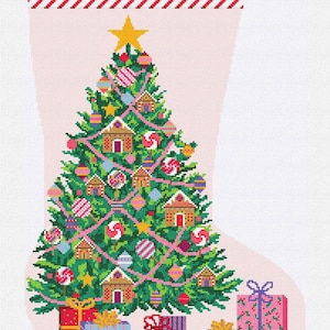 Può includere: Una calza di Natale rosa con un albero decorato e regali. L'albero è adornato con casette di pan di zenzero, ornamenti e ghirlande rosa. Il nome "Barbara" è scritto in alto.