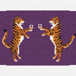 Puede incluir: Dos tigres naranja y negros se paran sobre sus patas traseras frente a frente sobre un fondo morado. Están levantando pequeños vasos para brindar.