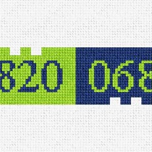 Op de afbeelding: Een groen en blauw rechthoekig banner met het nummer "06820" in wit aan elke kant.