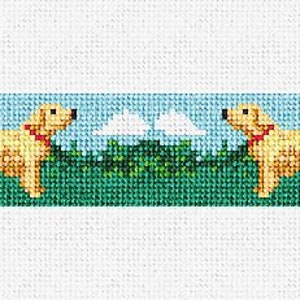 Puede incluir: Dos perros golden retriever se miran en un campo verde con cielo azul y nubes blancas en el fondo.