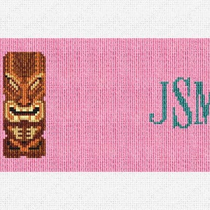Peut inclure: Un tissu brodé rose et blanc avec un idole tiki marron et le nom "JSM" en turquoise.