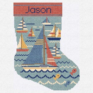 Könnte beinhalten: Weihnachtsstrumpf mit Kreuzstich im maritimen Stil. Der Strumpf ist hellblau mit Segelbooten, Wellen und einem Fischmuster. Das obere Band ist rot mit dem Namen "Jason" in blauen Buchstaben.