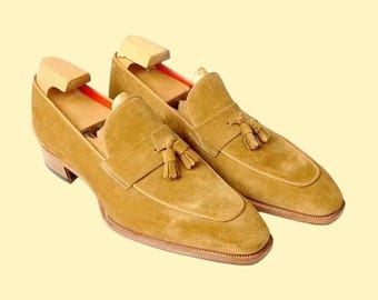 Handgemaakte beige suède mocassins met kwastjes, feestelijke instapschoenen