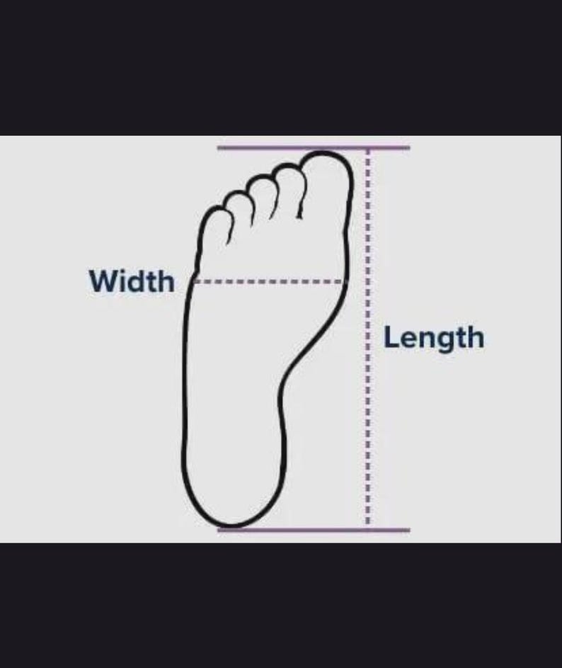 Puede incluir: Un dibujo de l&iacute;neas en blanco y negro de la silueta de un pie humano. Una l&iacute;nea horizontal discontinua etiquetada como Width cruza la parte m&aacute;s ancha del pie. Una l&iacute;nea vertical discontinua etiquetada como Length indica la longitud.