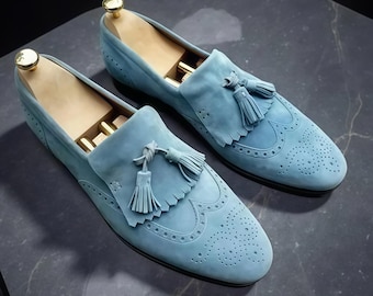 Zapatos mocasines de cuero estilo wingtip brogue de ante azul cielo hechos a mano para hombre con borlas y flecos.