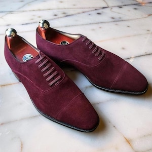 Herrenschuhe aus echtem, handgefertigtem burgunderfarbenem Wildleder, Schnürschuh, formelle Schuhe mit Kappe