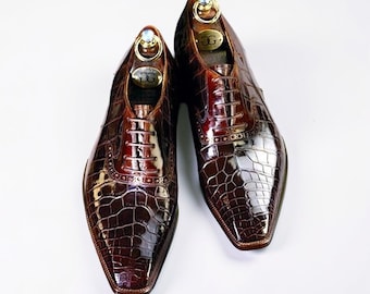 Zapatos de vestir de cuero hechos a mano para hombre, modelo Oxford con estampado de cocodrilo color burdeos.