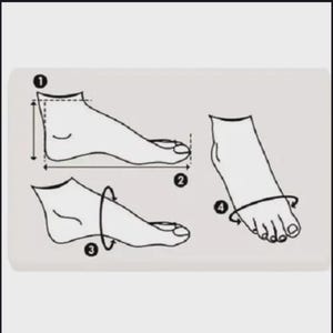 Puede incluir: Un diagrama instructivo en blanco y negro que ilustra c&oacute;mo medir un pie. El gr&aacute;fico presenta dibujos lineales de un pie con flechas numeradas que indican cuatro puntos de medici&oacute;n espec&iacute;ficos: altura, longitud, circunferencia del arco y ancho.