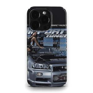 Könnte beinhalten: Schwarze Handyhülle mit einem Magazin-Cover-Design. Das Cover zeigt ein silbernes Auto und eine Frau, mit dem Titel "IMPORT TUNE". Der Text enthält "DAILY DRIVEN GT-R" und "PERFECT PROJECT".