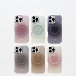 以下が含まれることがあります： ラベンダー、水色、グレーなど、さまざまな色のiPhoneケースが6つ。各ケースには円形の磁気アタッチメントとグラデーションカラーのデザインがあります。ケースは3つずつ2列に並んでいます。
