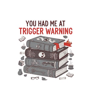 Può includere: Una pila di quattro libri grigi con disegni intricati, tra cui un teschio, una chiave e un paesaggio urbano. Il libro in cima ha un nastro rosso e fiamme. Il testo "YOU HAD ME AT TRIGGER WARNING" è presente.