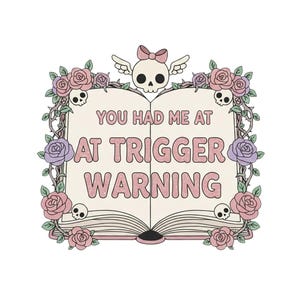 Può includere: Un'illustrazione stravagante con un libro aperto con il testo "YOU HAD ME AT AT TRIGGER WARNING". Il libro è circondato da rose rosa e viola, teschi e viti, con un teschio alato con un fiocco in cima.