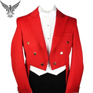 Puede incluir: Un frac rojo brillante con botones dorados. Se combina con una camisa blanca, una pajarita blanca y pantalones negros. El abrigo presenta un diseño clásico y a medida.