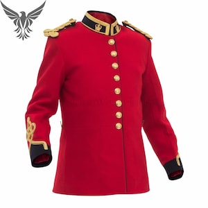 Puede incluir: Chaqueta roja de estilo militar con botones y charreteras doradas. La chaqueta presenta un cuello negro con ribetes dorados y un emblema de corona dorada. Las mangas tienen bordados dorados y puños negros. Prenda formal.