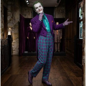 Puede incluir: Juego de tres tazas de cerámica con acabado mate moteado. Las tazas son de color crema, gris claro y gris oscuro. Cada taza tiene un diseño minimalista simple y un asa redondeada. Altura aproximada de 10 cm.