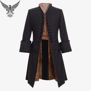 Può includere: Un cappotto lungo grigio scuro con colletto alto e numerosi bottoni. Il cappotto ha maniche lunghe con polsini decorativi e tasche. La fodera interna è di colore marrone caldo e il cappotto è aperto sul davanti.