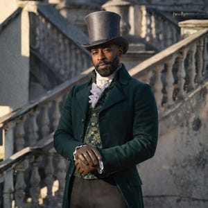 Puede incluir: Un hombre con abrigo verde oscuro, chaleco y sombrero de copa está de pie en una escalera de piedra. El abrigo tiene un cuello alto y una parte delantera abotonada. El chaleco es estampado y el sombrero es alto y cilíndrico. Lleva guantes y una camisa con volantes.