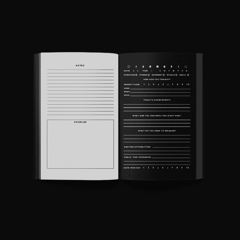 Pu&ograve; includere: Diario aperto con pagine nere e testo bianco. La pagina sinistra ha linee per le note e una casella per i doodle. La pagina destra ha sezioni per il monitoraggio quotidiano, tra cui umore, risultati e affermazioni.