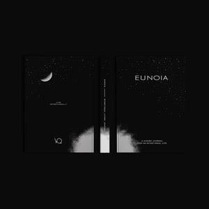 Pu&ograve; includere: Un diario in bianco e nero con la parola "EUNOIA" sulla copertina, insieme al testo "A GUIDED JOURNAL FOR AN INTENTIONAL LIFE". Il lato sinistro presenta una luna crescente e stelle, con le parole "LIVE INTENTIONALLY".