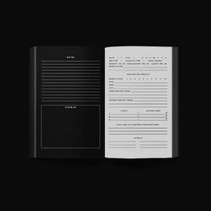 Pu&ograve; includere: Diario aperto con copertina nera e pagine interne bianche. La pagina sinistra ha sezioni per note e scarabocchi. La pagina destra presenta suggerimenti per la riflessione quotidiana, tra cui umore, obiettivi e gratitudine. Il diario &egrave; aperto su uno sfondo nero.