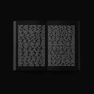 Pu&ograve; includere: Libro aperto con pagine nere e testo bianco. Il testo &egrave; disposto in colonne e righe, con parole che iniziano con le lettere dalla A alla N. Il libro &egrave; aperto su due pagine affiancate, con la pagina di sinistra che mostra le lettere dalla A alla E.