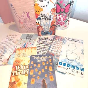 Peut inclure: Une tasse en céramique blanche avec une anse noire et le texte "But First, Coffee" en noir, dans une police manuscrite. La tasse est posée sur une surface blanche.