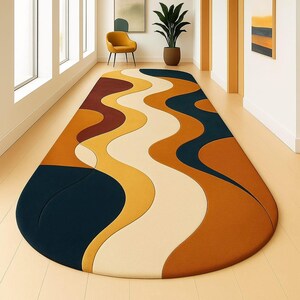 Może przedstawiać: Duży, owalny dywan o wzorze retro. Posiada falisty wzór w odcieniach granatu, brązu, musztardowej żółci i kremu. Dywan leży na jasnej drewnianej podłodze w korytarzu. Wymiary: około 200 cm x 300 cm.