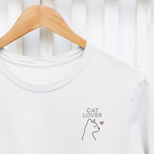 Cat Lover T-Shirt - Minimalist Cat Shirt with Heart I Unisex Cotton Tee I Gift for Cat Lovers and Animal Lovers