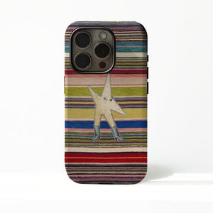 Puede incluir: Una funda para teléfono con un patrón de rayas horizontales multicolores en tonos rojo, azul, verde y morado. Centrado en las rayas hay un personaje en forma de estrella de color crema con dos piernas que lleva botas azules.